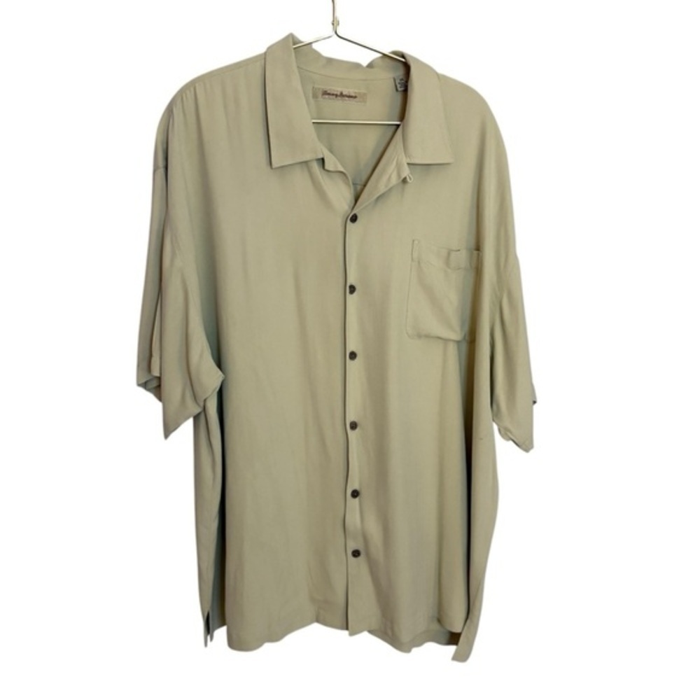 Tommy Bahama 100% Silk Men’s polo button down. Size‎ XXL. tan with brown buttons